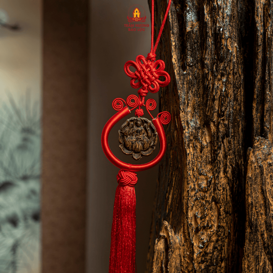 👉Công Dụng Trầm Hương : + Thanh lọc không khí, mang lại một bầu không khí trong lành, giúp xua tan các mùi khó chịu, ẩm mốc đặc biệt vào những ngày đông xuân ẩm ướt. + Giảm stress, thư giãn làm dịu nhẹ thần kinh, bớt căng thẳng, mệt mỏi trong công việc và cuộc sống. + Hương trầm thơm ngọt dịu nhẹ. + Đẩy lùi khí âm, tà khí thu hút năng lượng tích cực. + Giảm đau: Trầm có tác dụng tốt với người bị đau đầu, đau ngực, đau bụng. + Tốt cho tim mạch: Đông y cho rằng trầm giúp trợ tim, mạnh tim. + Tốt cho thận: Trầm bổ nguyên dương, làm ấm thận, rất tốt với người thận khí hư, bí tiểu tiện, nam giới tinh lạnh. + Giúp tịnh tâm và dễ đạt được trạng thái nhập định trong hành thiền, tu tập. Rất tốt cho thiền tịnh, yoga, thưởng trà,… + Giúp cho việc kinh doanh thuận lợi Bảo Quản: – Bảo quản nơi khô ráo – Đóng nắp hộp sau khi sử dụng – Sản phẩm dùng được trong phòng máy lạnh Phân Biệt Hàng Thật/Giả: – Nhiều người mới chơi sẽ lầm tưởng Trầm khi vừa được đốt lên sẽ thấy thơm nức, thơm ngay (CHỈ CÓ TRẦM TẨM HÓA CHẤT MỚI LÀM DC THẾ NHA CÁC BÁC) – Trầm nguyên chất khi đốt được ~5p mới bắt đầu cảm nhận dc mùi, mùi Trầm rất nhẹ, thanh tao, hương Trầm dễ chịu lan tỏa khắp không gian. Càng chơi lâu sẽ càng thích. Cam Kết Chất Lượng: – KHÔNG CAY MẮT, GAY DỊ ỨNG MŨI – KHÔNG HÓA CHẤT TẠO MÙI – AN TOÀN TUYỆT ĐỐI CHO SỨC KHỎE Chính Sách Bảo Hành : – Quyền lợi và chính sách khi mua hàng tại Shop thương hiệu Mall:  + Bảo hành 90 ngày nếu lỗi bất kỳ từ phía nhà sản xuất và đổi dây miễn phí trong vòng 1 năm Địa Chỉ Liên Hệ: Công ty TNHH sản xuất thương mại và dịch vụ Bảo Lộc